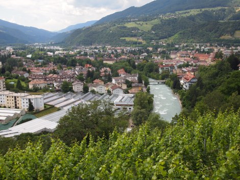 Hiking into Bressanonne looking over Rapizwil river